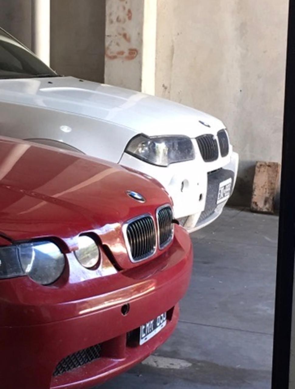 BMW rojo y blanco en el taller