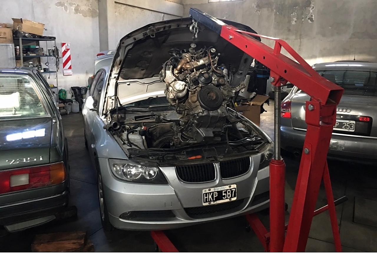 Motor BMW extraído con grúa