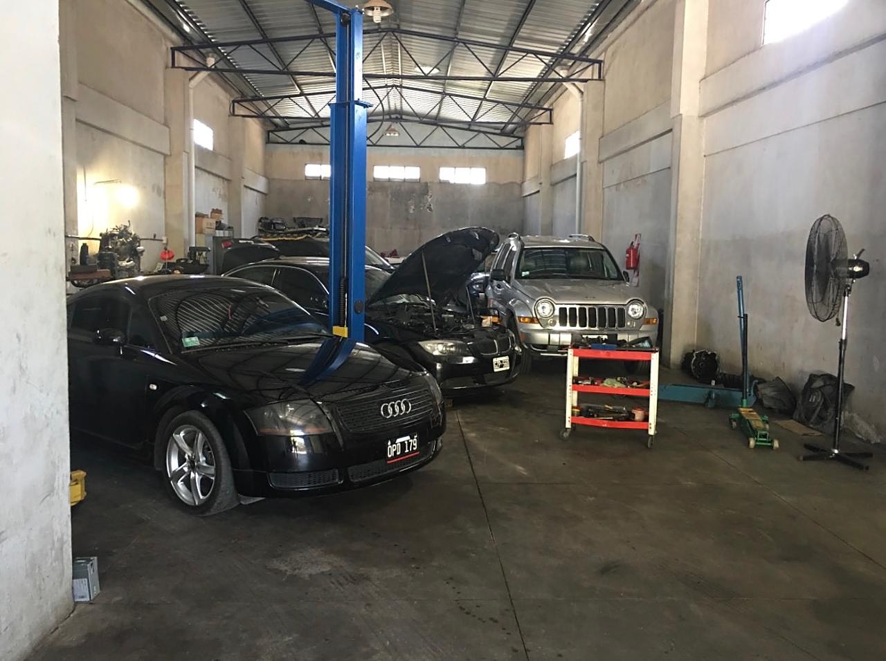 Taller con vehículos importados en reparación