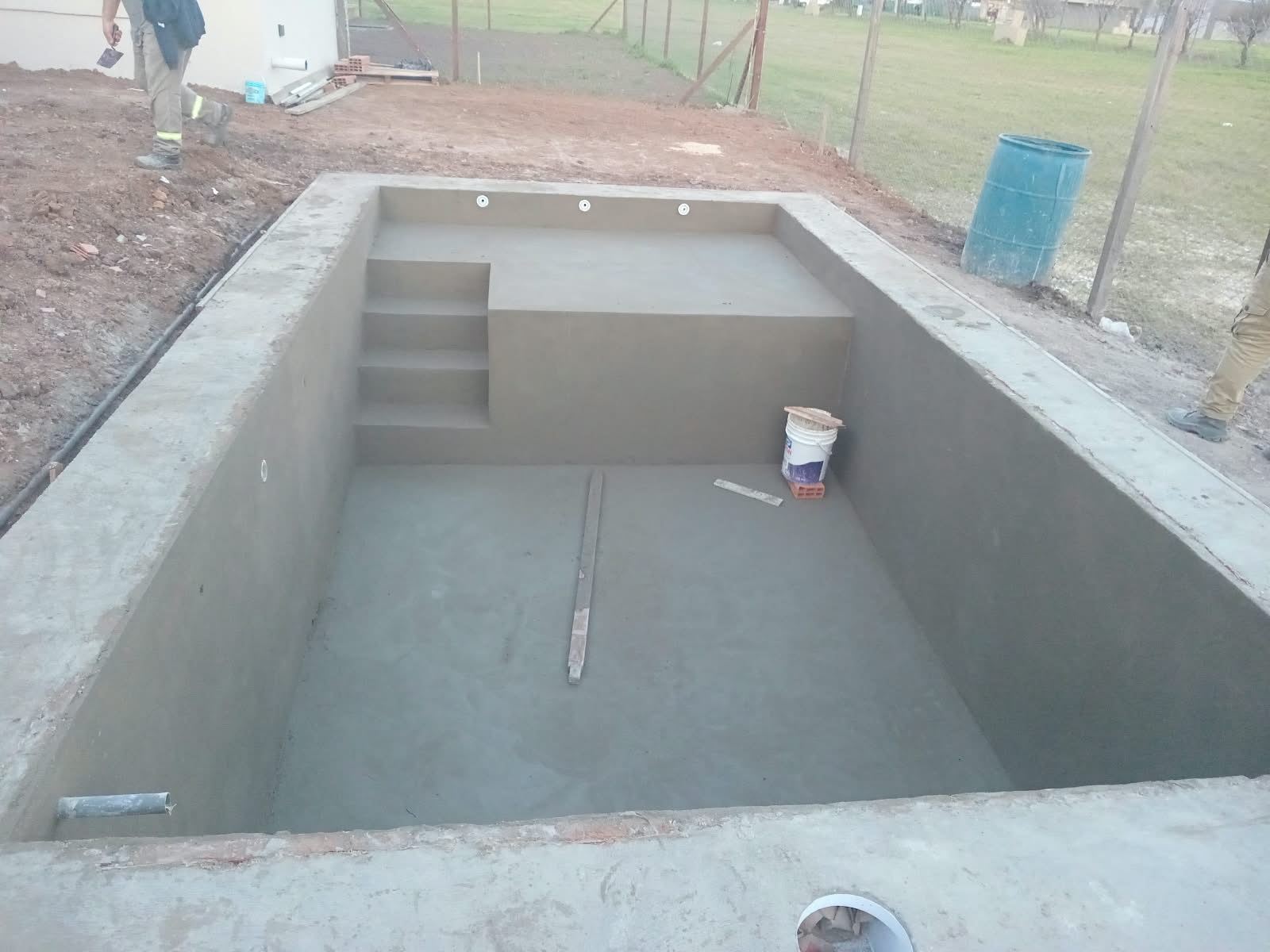 Piscina con escalera de obra terminada