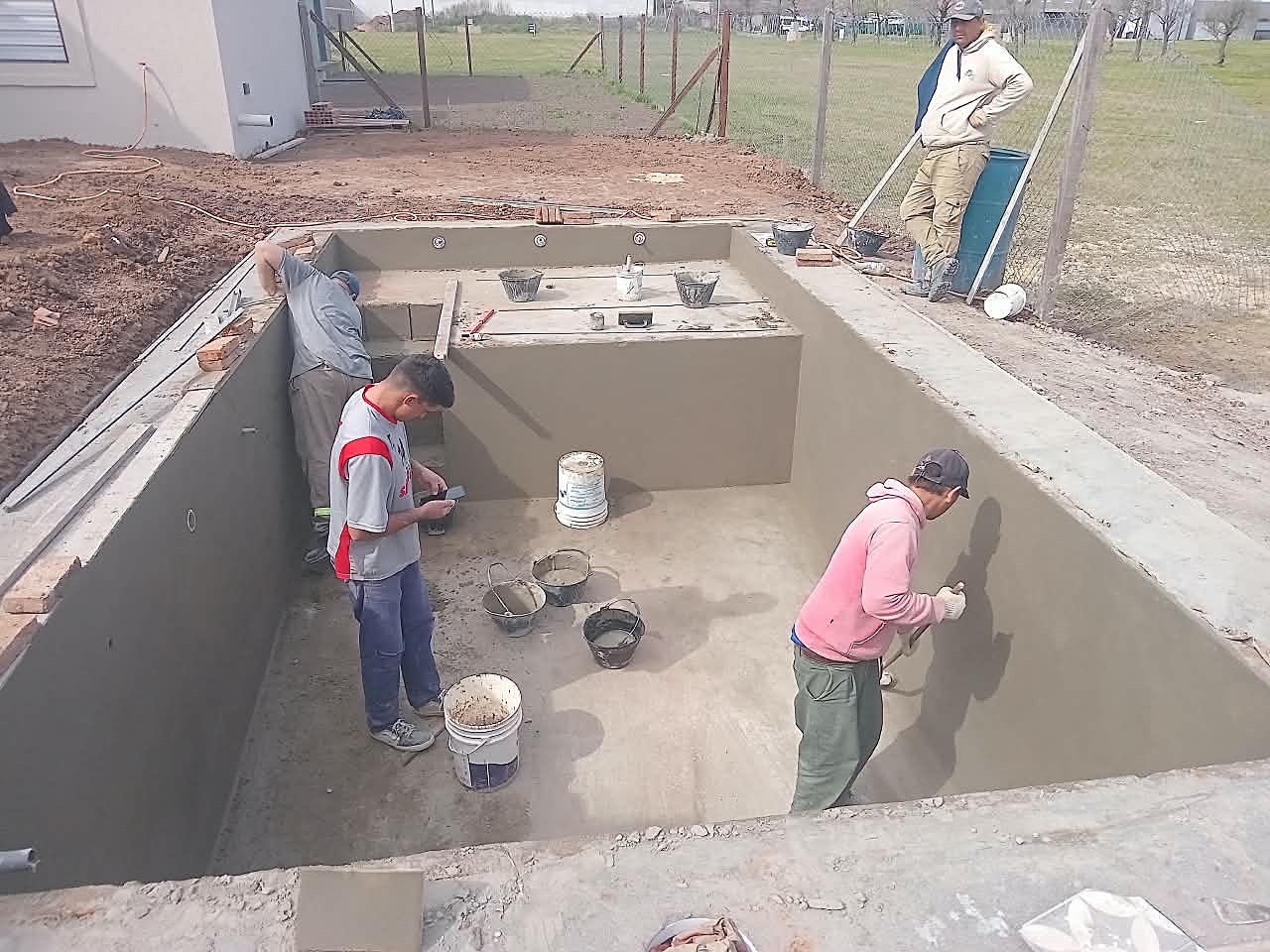 Estructura de piscina en obra